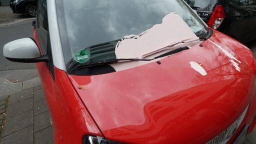 Unbekannte haben Farbe auf das Auto des SPD-Bundestagsabgeordnete Karl Lauterbach gegossen. | dpa