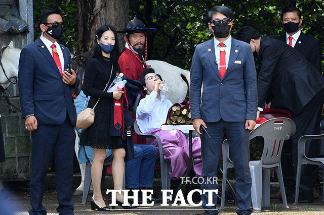 20대 대통령 선거 출마 선언을 예고한 허경영 명예대표가 목을 축이고 있다.