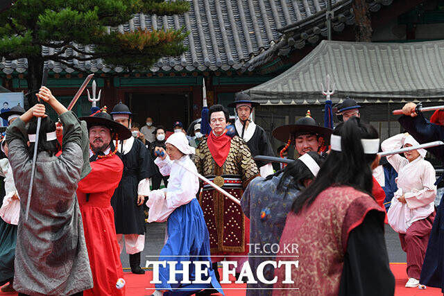 대선 출마를 앞두고 행주대첩을 재연하는 허경영.