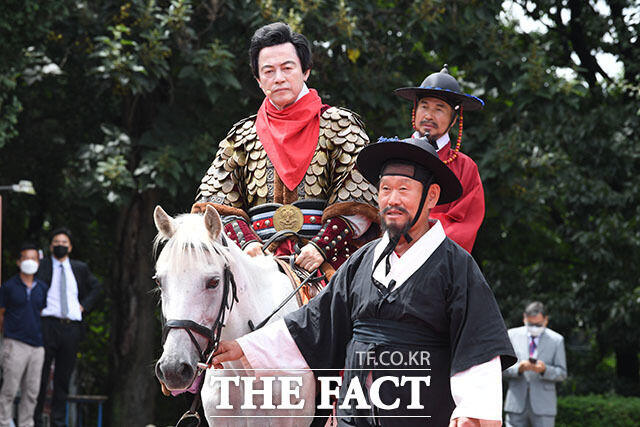 대선 출마 선언을 앞두고... 말 타고 등장한 허경영 장군(?)