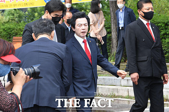 분주한 허경영 국가혁명당 명예대표.