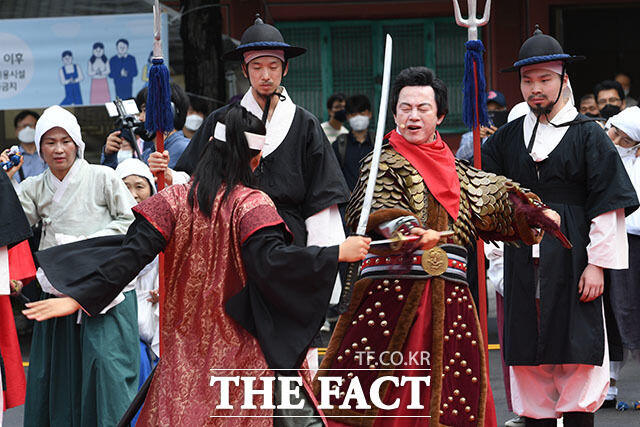 허경영 국가혁명당 명예대표(가운데)가 18일 경기도 고양시 행주산성에서 대통령 출마 선언을 앞두고 행주대첩을 재연하며 왜군을 물리치고 있다. /고양=남윤호 기자