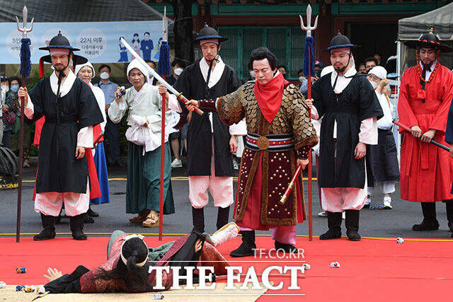 허경영은 "세계전쟁사에 처음 있는 여성들이 행주치마에 돌멩이를 싸서 3만 명을 물리친 나라는 대한민국 여성뿐"이라며 "무기도 없이 적과 싸워 3만여 명의 왜병을 물리친 위대한 한국여성들의 정신을 이어받아 반드시 이 나라를 구하고자 한다"라고 퍼포먼스 배경을 밝혔다.