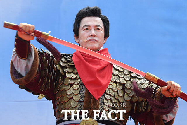 칼 빼드는 허경영, 정권 교체의 칼날(?)