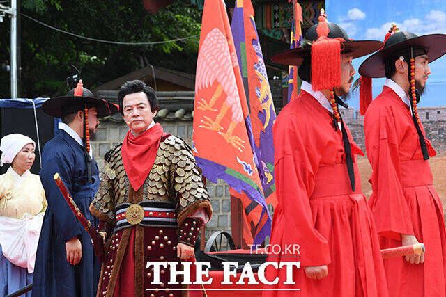 전장 나서는 허경영.