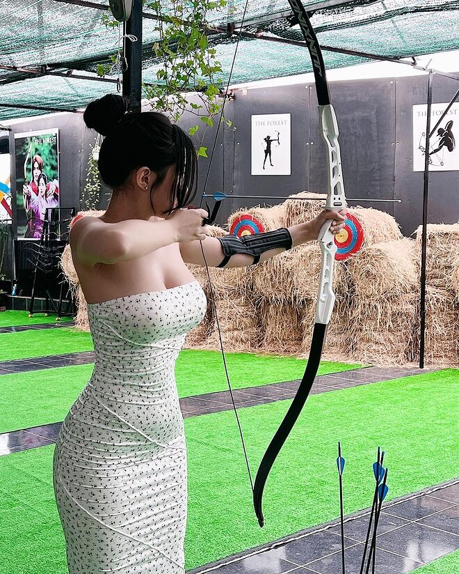 1활 쏘는 누나.jpg