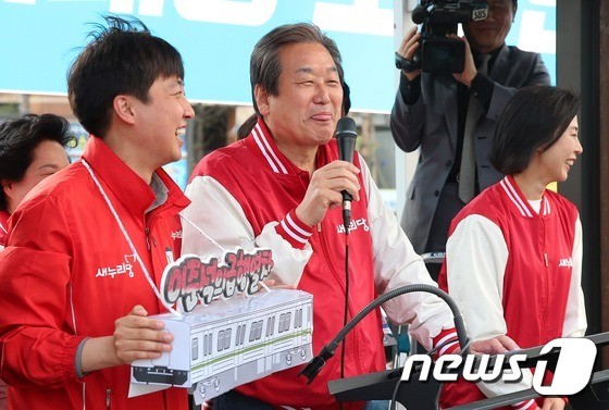 웃음뒤에 보이는 자신감