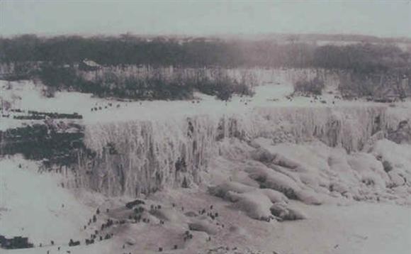 [중복자료] 1911년 완전히 얼어붙은 나이아가라 폭포 사진