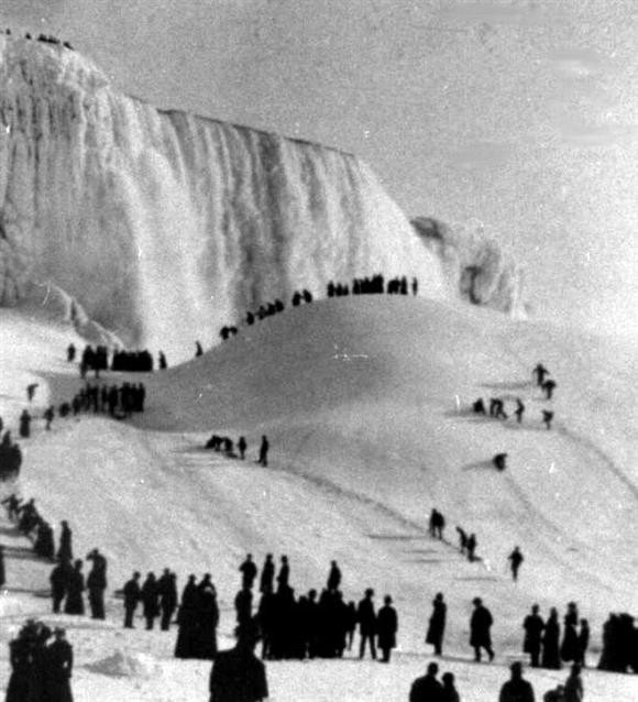 [중복자료] 1911년 완전히 얼어붙은 나이아가라 폭포 사진