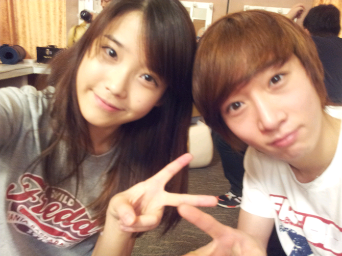 [사진] 안경 쓴 아이유를 보면...ㅡ,.ㅡ