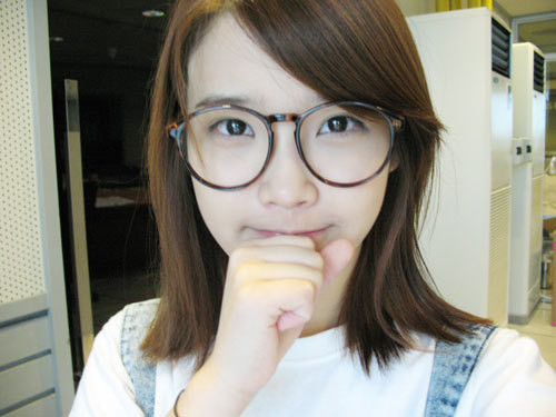 [사진] 안경 쓴 아이유를 보면...ㅡ,.ㅡ