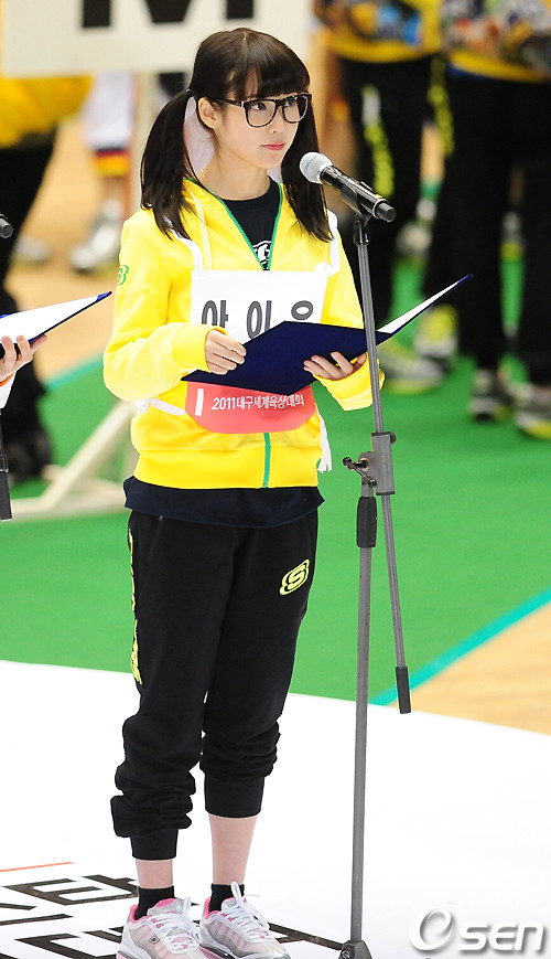 [사진] 안경 쓴 아이유를 보면...ㅡ,.ㅡ