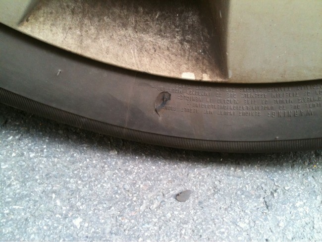 [글겹침죄송] 타이어찢어짐 괜찮을까요?(답변완료)