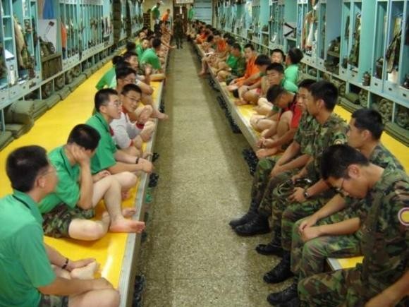 [잡담] 제가 생활했던 군대 내무반 사진이 인터넷에...