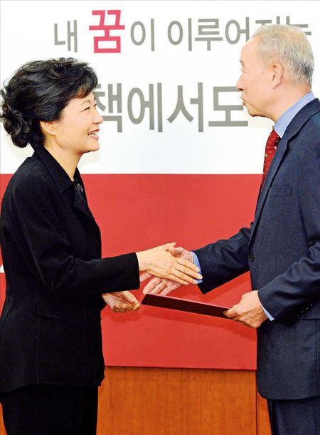 [간 단 히] 남재준을 못 내치는 이유