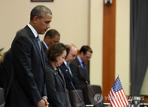 [독야청청] 아무리 봐도 이런 복장은 아니지싶습니다.