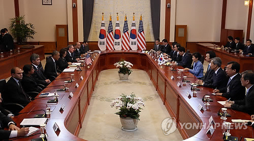 [독야청청] 아무리 봐도 이런 복장은 아니지싶습니다.