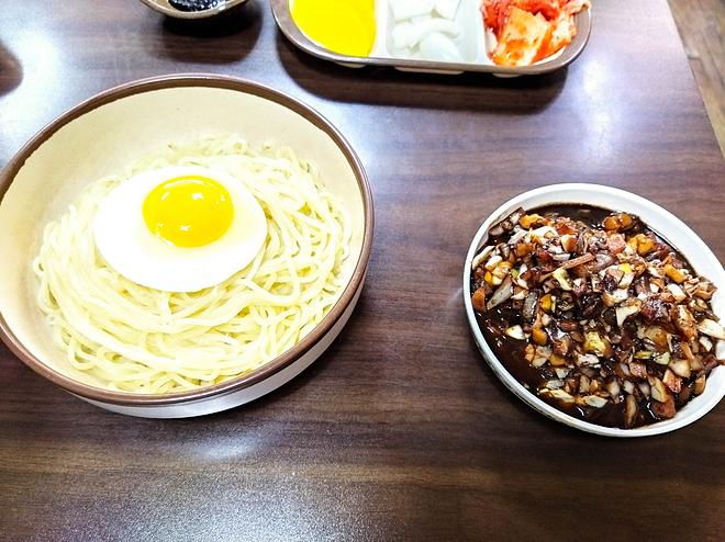 계란 후라이 얹어주는 간짜장.jpg - DPrime