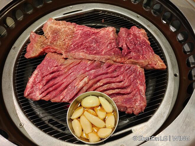 오늘의 점심은 그냥 생고기 같은 양념구이 - DPrime