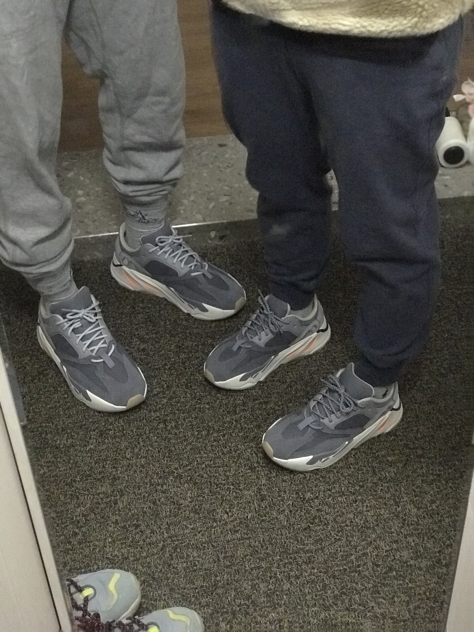 이지부스트700 마그넷 커플슈 - 풋셀 커뮤니티