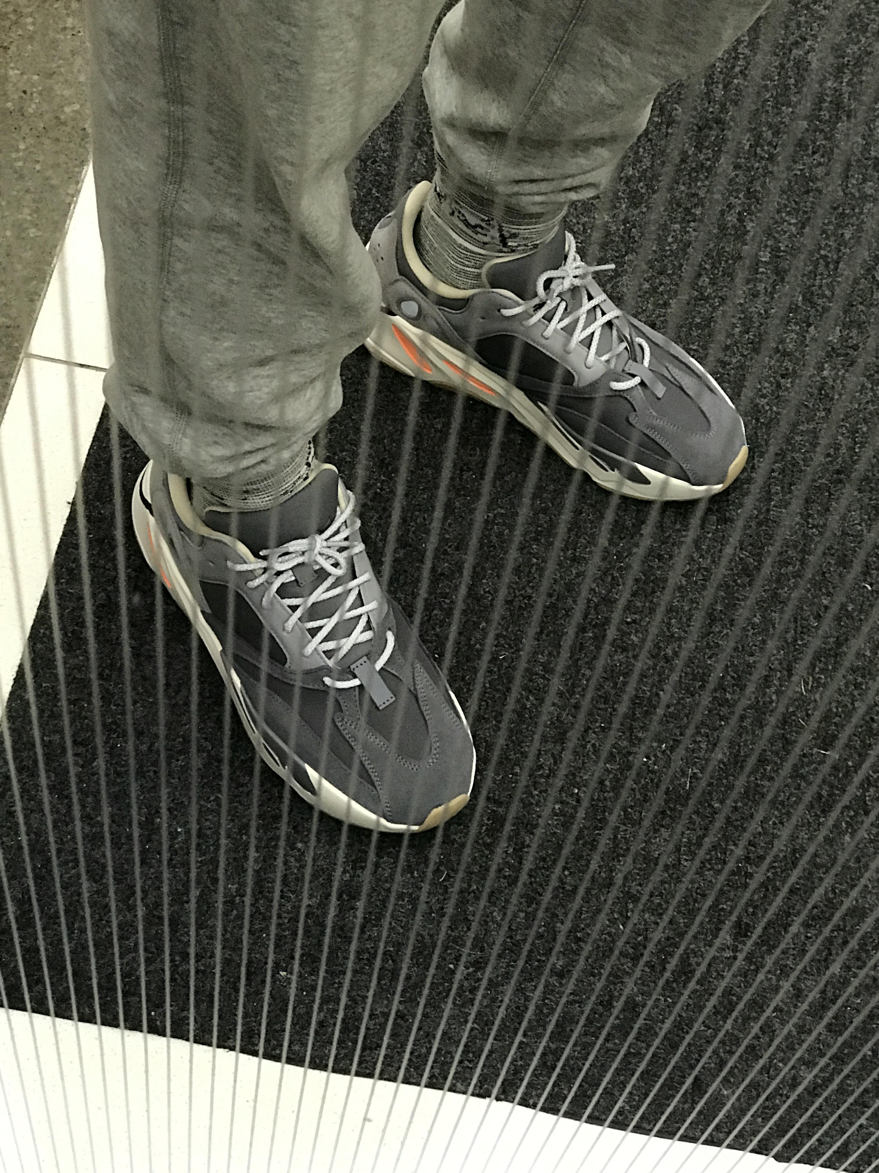 이지부스트700 마그넷 커플슈 - 풋셀 커뮤니티