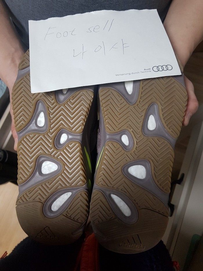 이지부스트 700 모브+이지부스트 700 이너시아+베이프 로고 양말 - 풋셀 커뮤니티