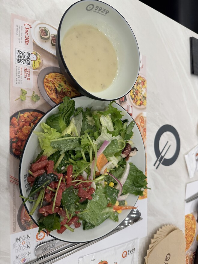 뷔페 가면 가장 먼저 손이 가는 음식은 무엇인가요