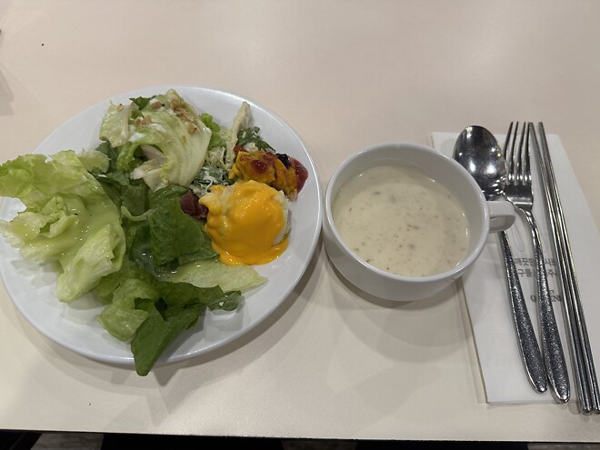 뷔페 가면 가장 먼저 손이 가는 음식은 무엇인가요