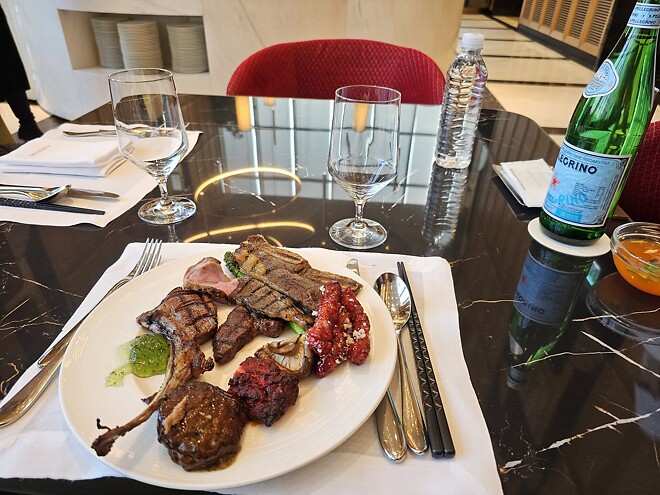 뷔페 가면 가장 먼저 손이 가는 음식은 무엇인가요