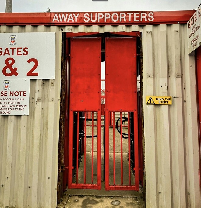 탬워스의 어웨이 게이트와 매점