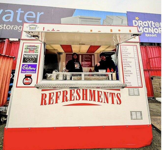 탬워스의 어웨이 게이트와 매점