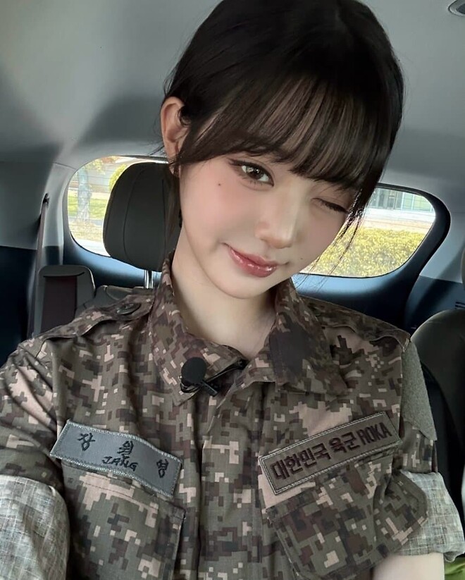 군복 입은 장원영