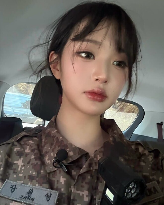 군복 입은 장원영