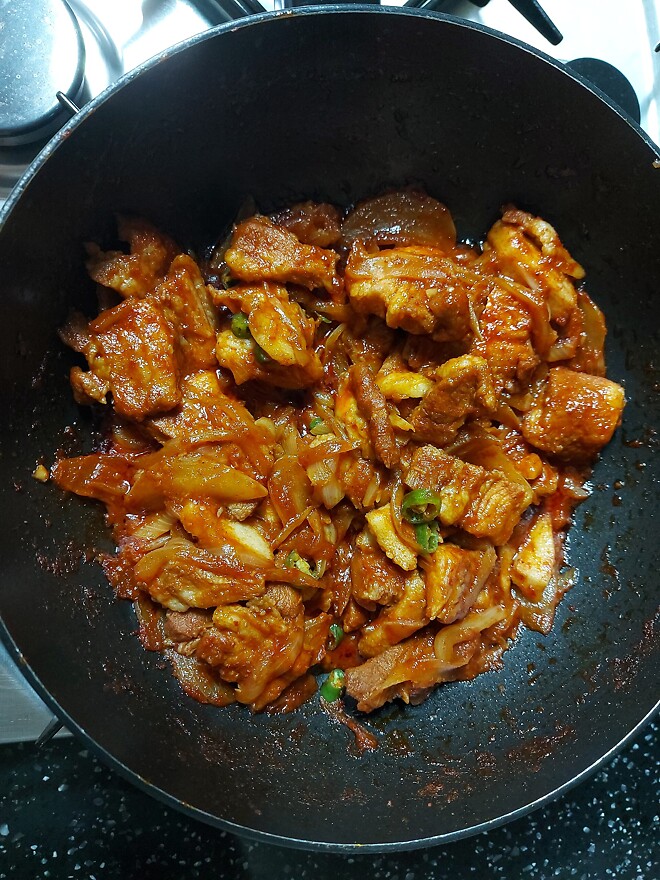 수육용 고기 남은걸로 바로 제육볶음 달렸습니다.