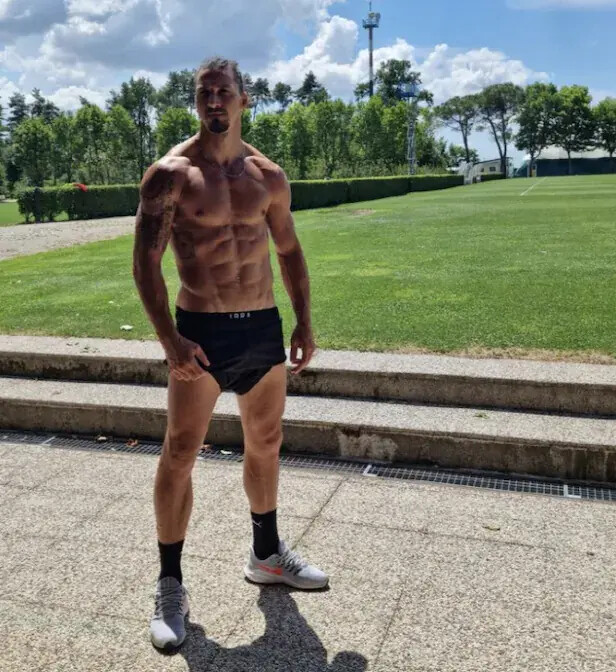 43살 즐라탄이 풋살장에 나타났더니