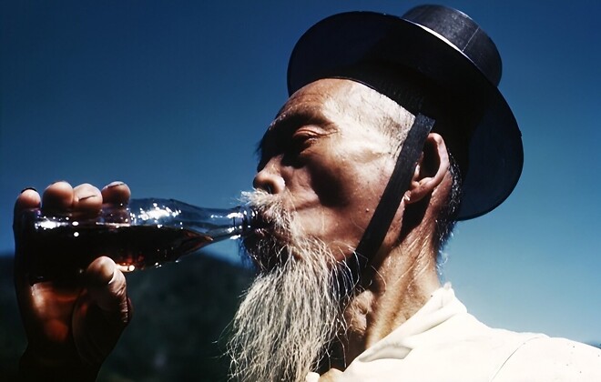 옛날 사진 : 코카콜라를 마시는 선비