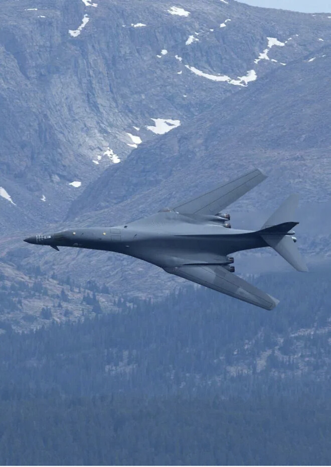 B-1 초음속폭격기는 비핵폭격기지만 전략무기네요.