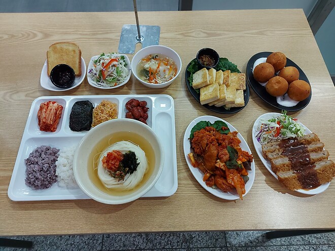 와씨 점심 부페 메뉴 선정 보소....