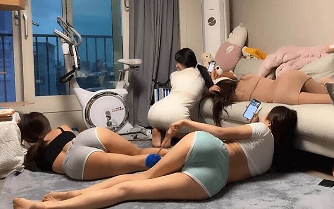 집에 왔더니 누나 친구들이 있었다