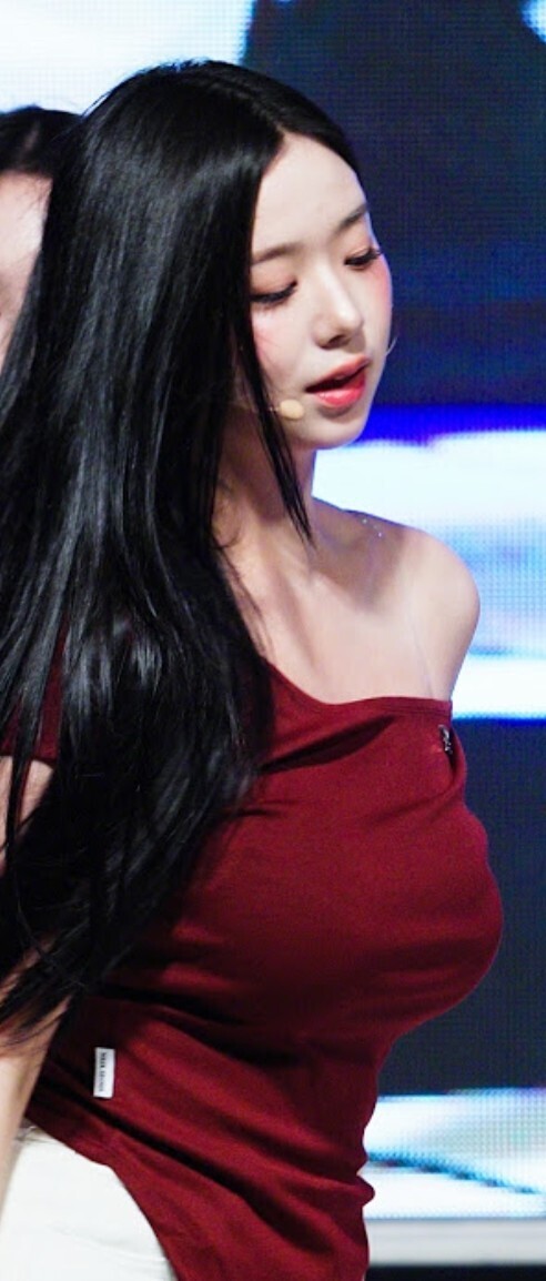 채연이 무대 중간에 치마 내리는 이유