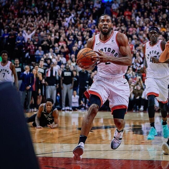 레너드 디그린한테 스틸당한 후 넘어져있는 모습