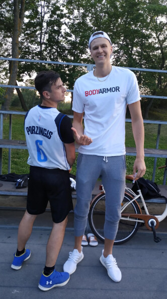 포르징기스도 키가 큰거 같아서 쳐봤는데