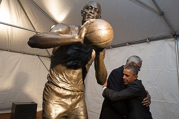 800px-Barack_Obama_hugs_Bill_Russell.jpg