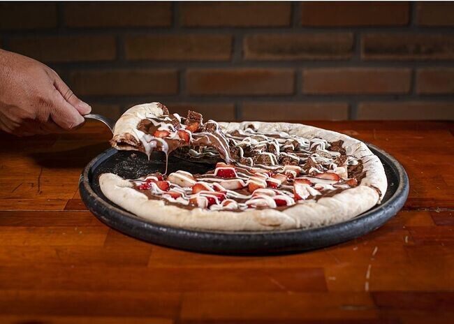 [돈찐 펌] 정통 이태리식 딸기초코 피자.jpg