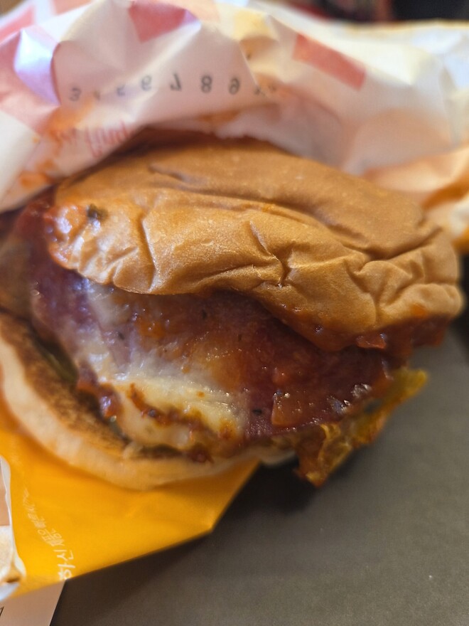 KFC 신제품 살라미 빵치짜를 먹어보자