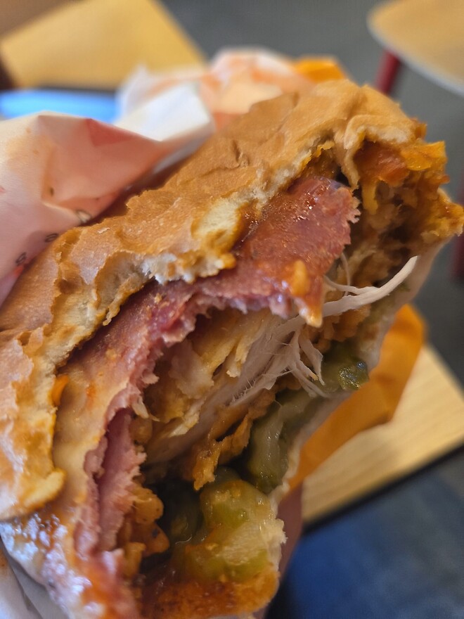 KFC 신제품 살라미 빵치짜를 먹어보자