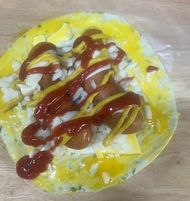 소스뿌려서 망한 소세지빵.