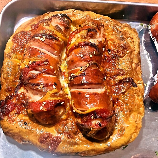 소스뿌려서 망한 소세지빵.