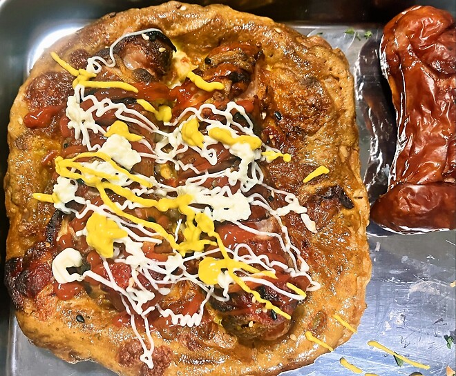 소스뿌려서 망한 소세지빵.