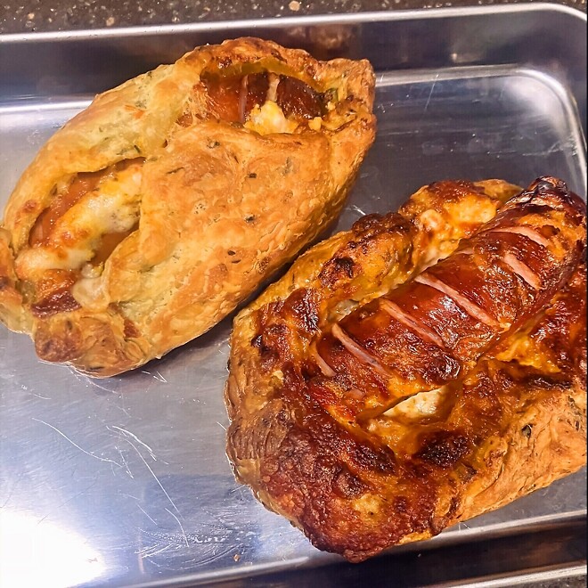 소스뿌려서 망한 소세지빵.